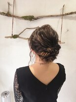シックな黒ワンピに大人シニヨン