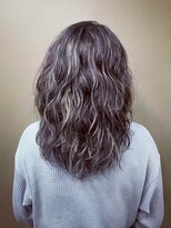 キタロウ (kitaro)&nbsp;明るめのハイライトでパーマを活かして