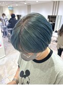 エメラルドグリーン