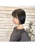 耳にかけない垢抜けミニボブ×ツヤ感暗髪カラー