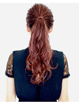 エニ(eni) ロングのポニーテール。