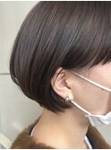 アクセサリーバングが可愛いショートボブ