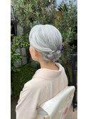 グレイヘアーの柔らかなシニヨン