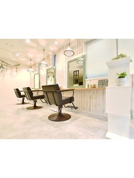 1席1席余裕のある広々したカットスペースで、ゆったりサロンタイムを満喫♪初めての方にもおすすめ☆