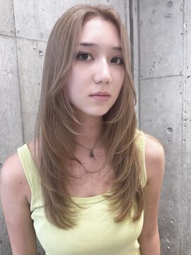 サンク 原宿 表参道(cinq) ハイトーンカラーミディアムレイヤーカットヘーゼルベージュボブ