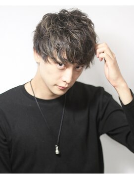 フランクスバーバー アンド ビアークラブ(FRANK'S BARBER and BEER CLUB) くせ毛風パーマショートレイヤーフェザーマッシュ