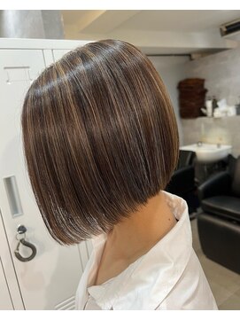 オリ(‘Oli) 前下がりボブ　ハイライトカラー
