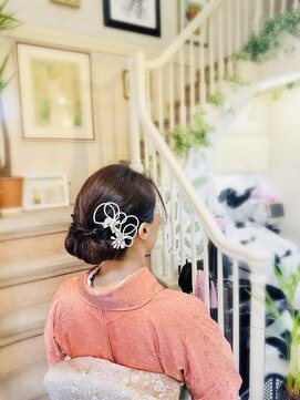 美容室 ティンカーベル キレイめシニヨンヘア