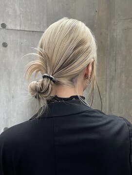 オーオシカシカスペース(OOO YY Space) 簡単なアレンジで可愛いローライトデザインカラー/お団子ヘア