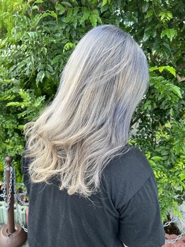 リリー ヘアーアンドビューティー(Lily) ホワイトシルバーカラー