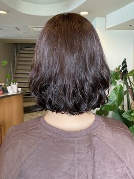 忙しい大人女性のための“朝楽パーマ”。軽くスタイリングするだけで毎日が簡単で、きれいを再現できます。