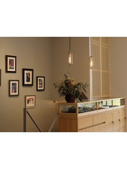 既存のスタイルを凌駕する。恵比寿の専任サロンで、あなただけの特別なスタイルを追求します。