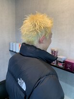 トリコ(ToricO)&nbsp;ブロンドカラー×長めスパイキーショートブリーチデザイングレー