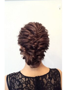 ココン(cocon) ねじって下めにまとめたスタイル