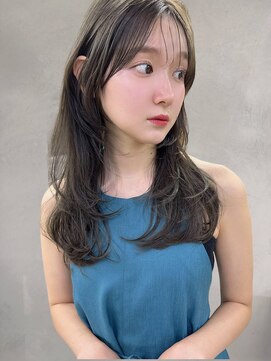 インビテーション(invitation) 顔周りおくれ毛大人かわいいレイヤーロングオリーブアッシュ