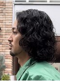 大人の波巻きスパイラルパーマミディアムロングメンズカットヘア