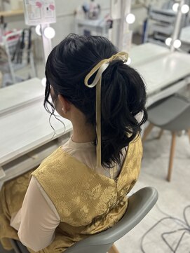 ラモ(RAMO) ミディアムの縦長ポニーテール