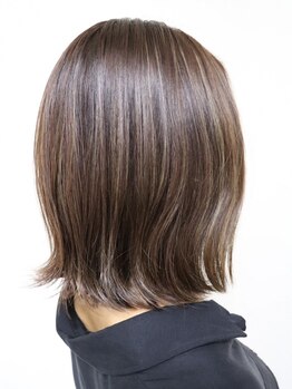 シエルブルー(ciel bleu)の写真/極限まで頭皮に優しいダメージレス◎グレイカラーなのに明るくて、お洒落な白髪染めでツヤ色に♪