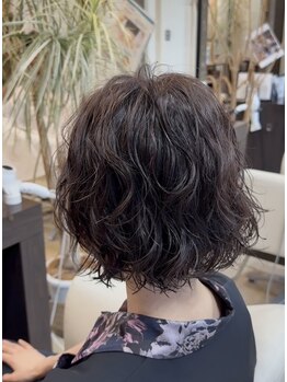 ヴォーチェ フォーヘアー(VOCE for hair)の写真/柔らかい動きとボリュームで、扱いやすい大人パーマ