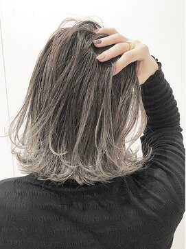 ディーナ(D'na) 『D'na』ホワイトグレーバレイヤージュ　清水