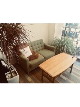 【戸祭】木目調ベースの落ちついた空間。席の間隔に余裕を持たせてあるので、ゆったりとお過ごし下さい♪