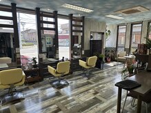 ヘアーユーピースの雰囲気（店内は茶色をベースに、緑（植物）もいっぱい♪）