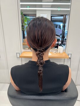 バルベストーキョーサウス(BARBES TOKYO SOUTH) 大人タイトなローポニー編み下ろし【清板】