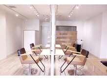 スティックトゥーヘアー(stick to hair)の雰囲気（木をベースにした店内で落ち着いた時間をお過ごし下さい。）