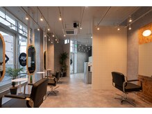 アグ ヘアー スタッグ 宇都宮城東店(Agu hair stag)の雰囲気(明るくきれいな内装です!)