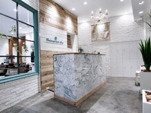ラファンジュ ヘアー クレオ(Rohange hair Creo)の雰囲気（木目調のアットホームな癒し空間。店内にはアンティークな小物も）
