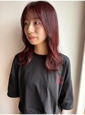 シースルーバングのふんわりミディアムとレッドカラー