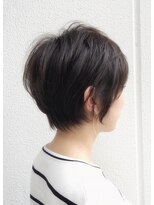 綺麗なシルエットの黒髪ショート