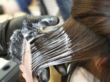 オリジナル調合の薬剤を塗布【カラー・パーマ・縮毛矯正の薬剤自体がトリートメント効果あり】〔髪質改善〕