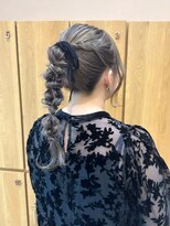 ガーデンヨコハマエスト(GARDEN YOKOHAMA est)&nbsp;ベロアリボン　お呼ばれヘア　編みおろしポニー　結婚式　2次会