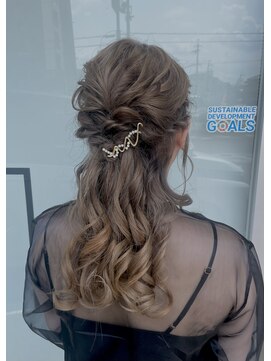 デコボコ アート(凸凹 art) ハーフアップスタイル