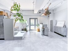 アオ(Ao)の雰囲気（【ホワイトとグレーを基調としたシンプルでオシャレな店内】）