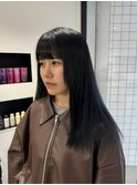 ほんのり青味を感じるブルーブラック！