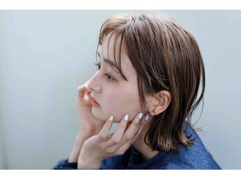 個室美容院 AITI private hair & head spa【アイティ北岡崎】【4月9日 開店(予定)】の写真/白髪を「隠す」時代はもう終わり。ハイライトで魅せる、攻めのグレイカラーで自分が輝く。