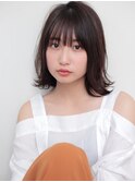黒髪小顔外ハネミディアムヘア