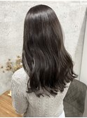 暗めでも透明感◎・赤み消しグレージュ