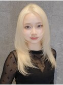 抜きっぱなしホワイトブロンドハッシュカットロングレイヤー