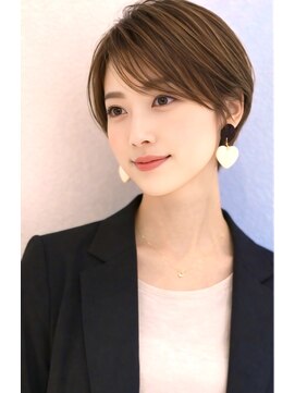 マグノリア(magnolia) 大人女性の艶ショート×小顔カット