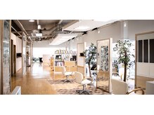 アイズクリーム(I's CREAM)の雰囲気(店内は広く、開放感がありエレベーターも完備しております!)