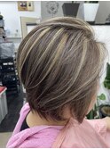 くびれショートボブ・白髪ボカシメッシュ