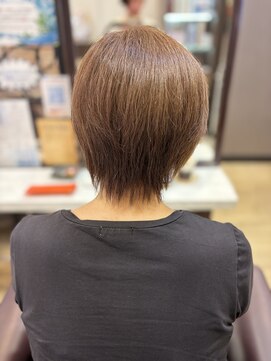 トレセッテ(tre sette) 明るめベージュブラウングレイカラー/ショートレイヤースタイル