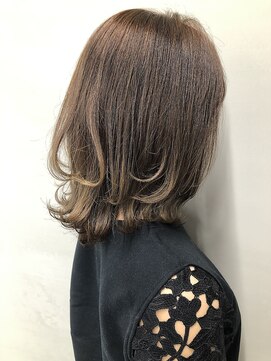 ジーナ 新宿(Zina) エアリーミディショートパーマ黒髪ホワイトアッシュ