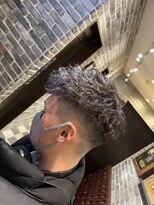 ミリオンバックス 御徒町店(Million Backs)&nbsp;スペインカール/スキンフェード/束感ショート<理容室>[メンズ]