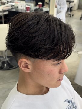 エデアンルクラ 下通(EDEAN Leclat) 熊本　フェザーパーマ　ショート　センター分け　MEN'S HAIR