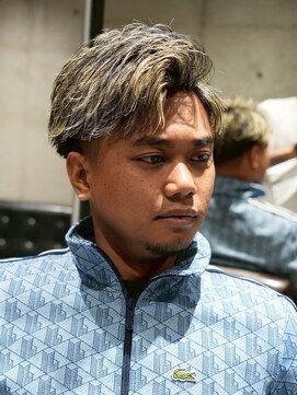 メッツ 原宿(METS) MEN'S/かき上げサイドパート×ハイライト/フェード/金メッシュ