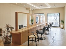 光が差し込む明るい店内【髪質改善/縮毛矯正/ストレート/パーマ